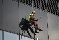 Roboty alpinistyczne na wieowcu Sky Tower we Wrocawiu