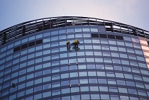 Roboty alpinistyczne na wieowcu Sky Tower we Wrocawiu