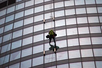 Prace alpinistyczne na wieowcu Sky Tower we Wrocawiu