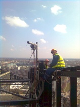 Prace alpinistyczne na wieowcu Sky Tower we Wrocawiu